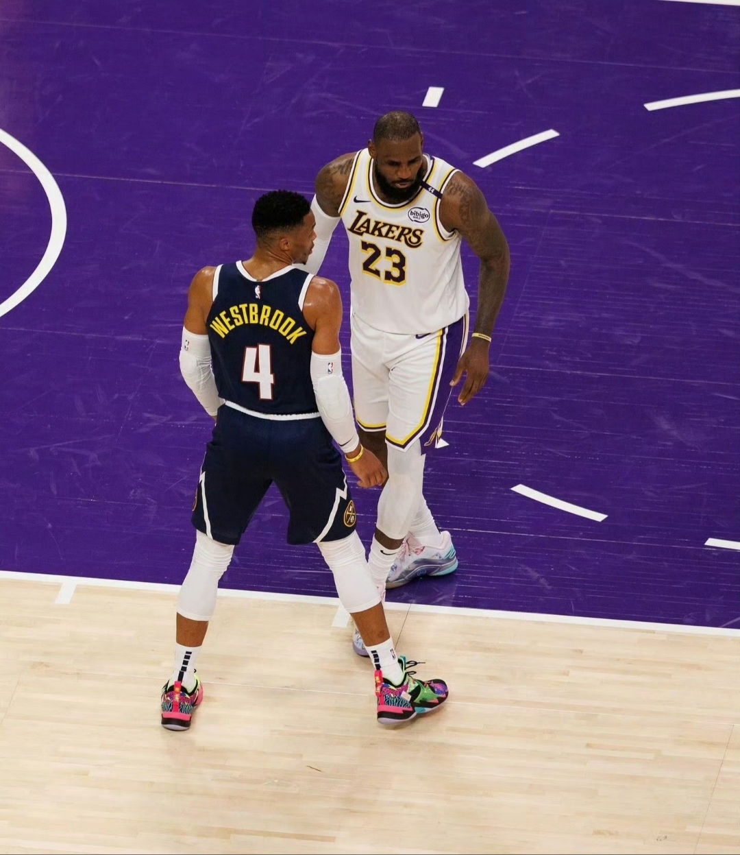 湖人完胜雷霆,詹姆斯统治全场 湖人完胜雷霆,詹姆斯统治全场