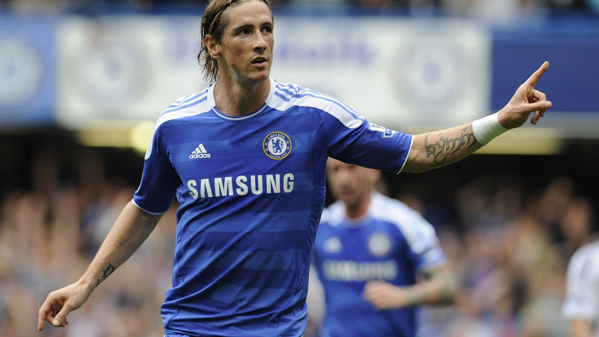 德甲争冠战，当南非的枪声击穿拉齐奥的蓝，足球的暗流在莱茵河畔涌动